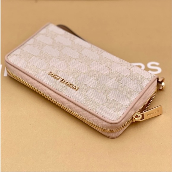 Michael Kors Jet Set Travel Wallet
Phone Case Wristlet Natural Multi Color - Picture 2 of 12